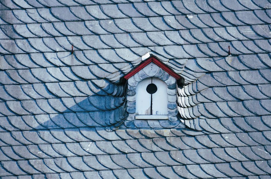 Choosing Roofing for Heritage Buildings: Slate, Stone, and Thatch Compared
